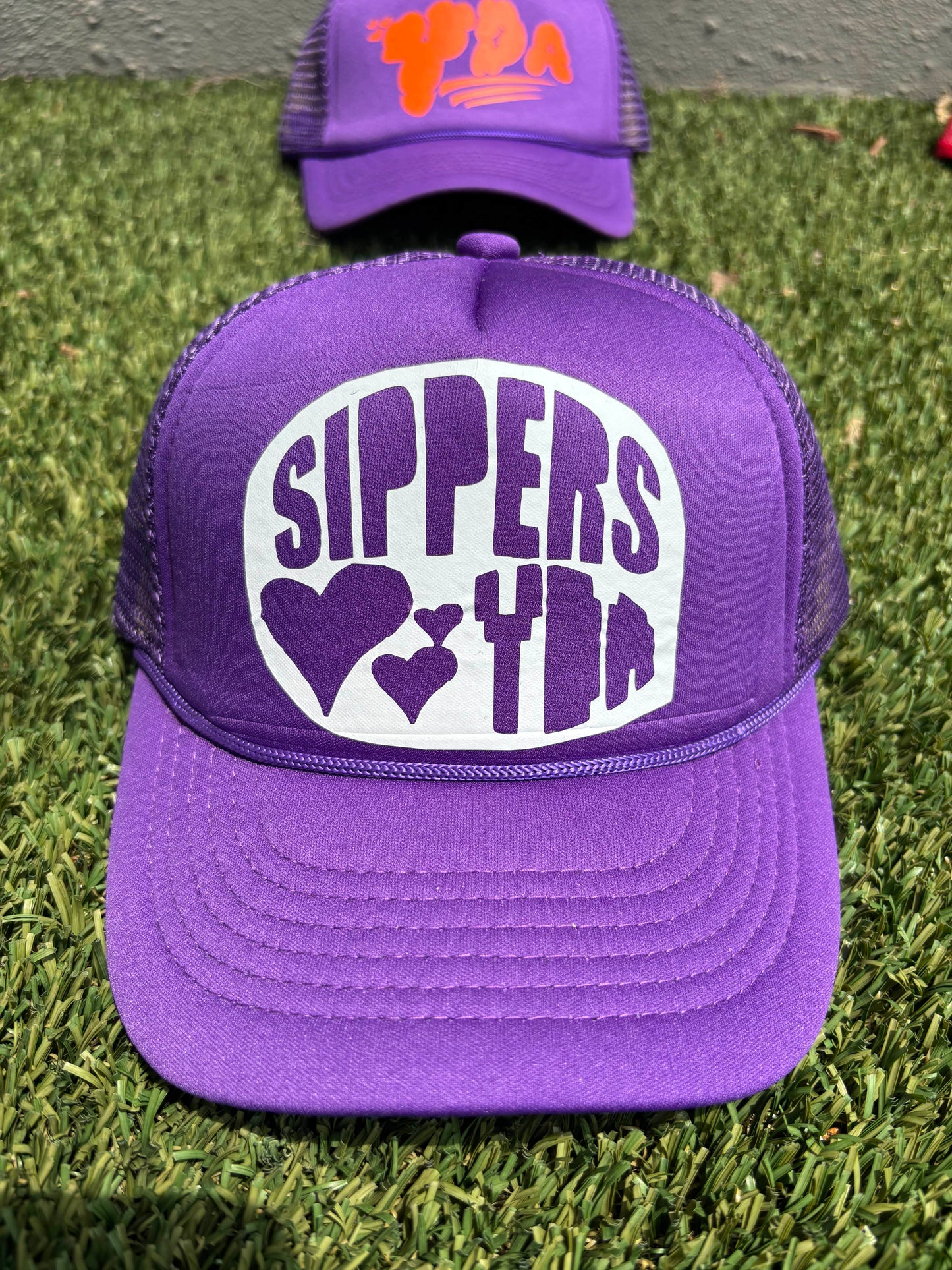 ROYAL WHITE OUTLINED SIPPERS LOVE YDA TRUCKER HAT